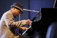 Sullivan Fortner zesvětlit